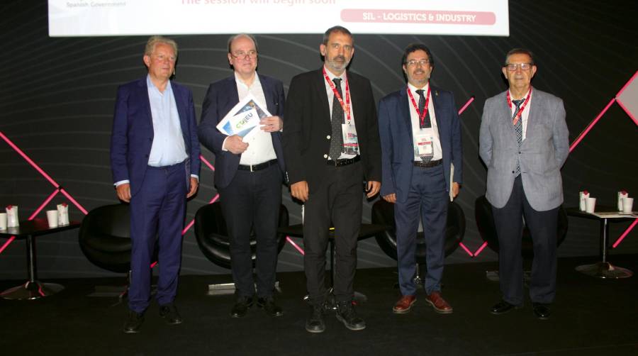 Godfried Smit, secretario general de ESC; Ralf-Charley Schultze, presidente de UIRR; Xavier Flores, secretario general de Infraestructuras de MITMA; Isidre Gavin, secretario de Territorio y Movilidad de la Generalitat de Catalunya, y Joan Amorós, presidente de Ferrmed. Foto Leila Escrihuela.