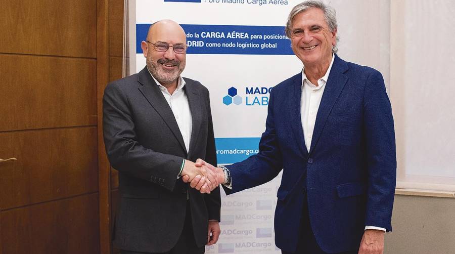 Mario Otero, director del Aeropuerto de Madrid, junto al presidente de Foro MADCargo, Jesús Cuéllar.