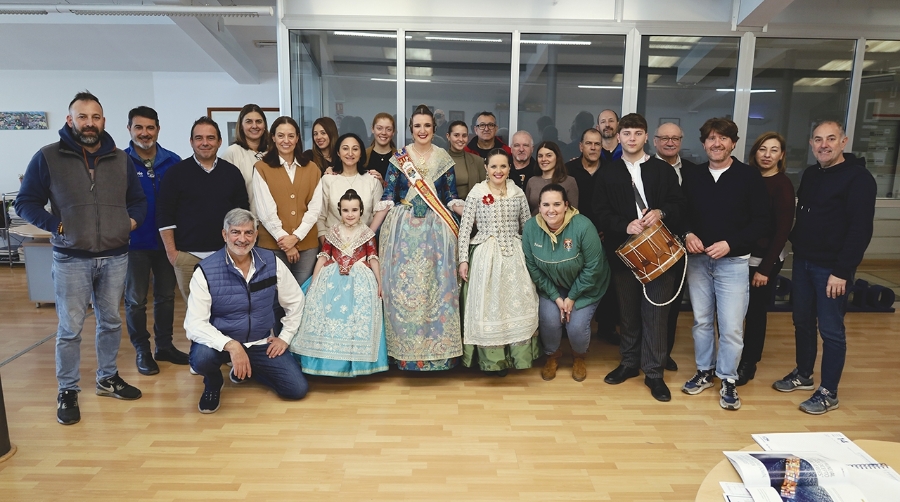 Representantes de Grupo Diario y la Falla Dr. J. J. Dómine-Port durante la visita. Foto R. T.