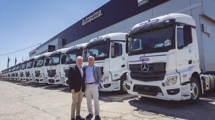 Santiago Peñaranda, presidente ejecutivo de Santiago Peñaranda S.L., junto a José Andrés Monedero, CEO de Autoprima, en un momento de la entrega de las primeras 30 tractoras Mercedes-Benz que ya se han sumado a la flota de la empresa transportista.