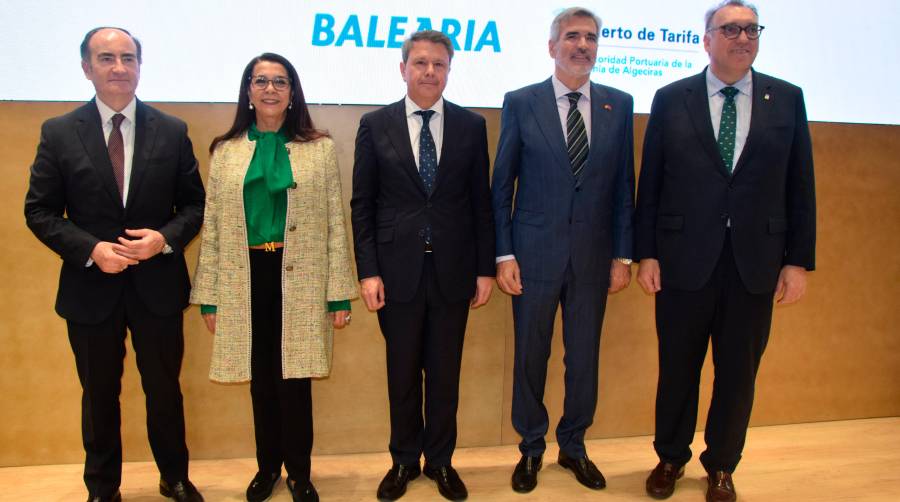 Gerardo Landaluce, presidente de la AP de Algeciras; embajadora de Marruecos en España, Karima Benyaich; secretario de Estado de Transportes y Movilidad Sostenible, José Antonio Santana; presidente de Baleària, Adolfo Utor; y Arturo Bernal, consejero de Turismo y Andalucía Exterior de la Junta de Andalucía.