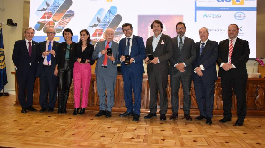 Foto de familia de los galardonados junto a los que hicieron entrega de las medallas. Foto B.C.