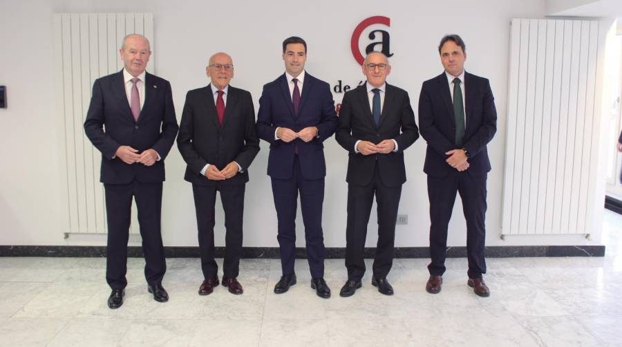 Desde la izquierda: Ricardo Barkala, presidente de la Autoridad Portuaria de Bilbao; Gregorio Rojo, presidente de la Cámara de Comercio, Industria y Servicios de Álava; Imanol Pradales, lehendakari del Gobierno Vasco; Ramiro González, diputado general de Álava; Santiago Barrueco, director general de la Cámara de Comercio, Industria y Servicios de Álava. Foto J.P.