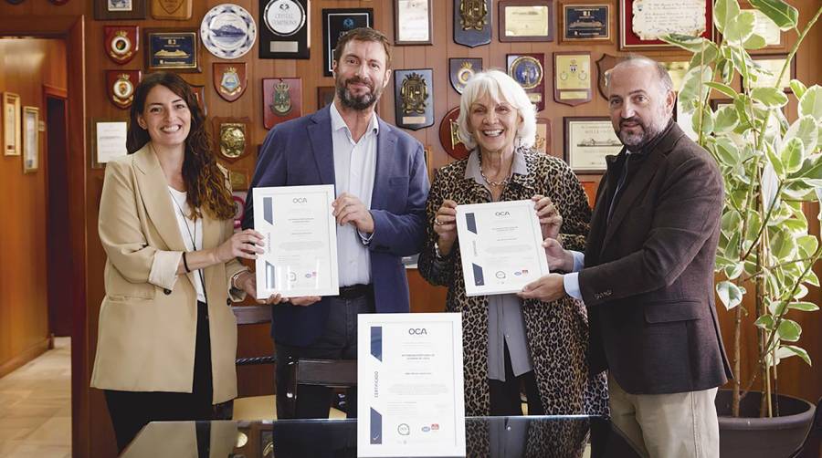 Acto de entrega de la renovación del certificado en gestión medioambiental.