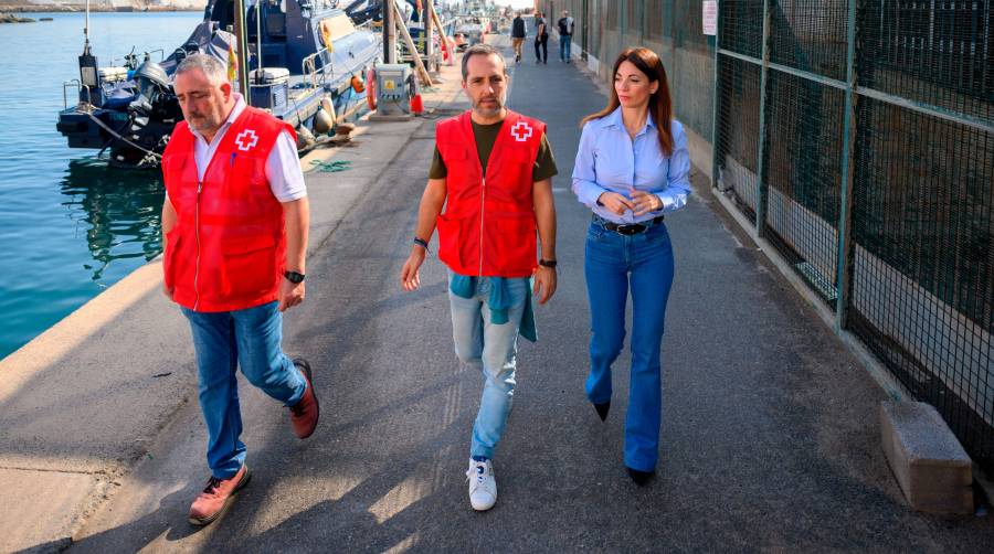 Rosario Soto destaca la labor humanitaria de Cruz Roja en el Puerto de Almería