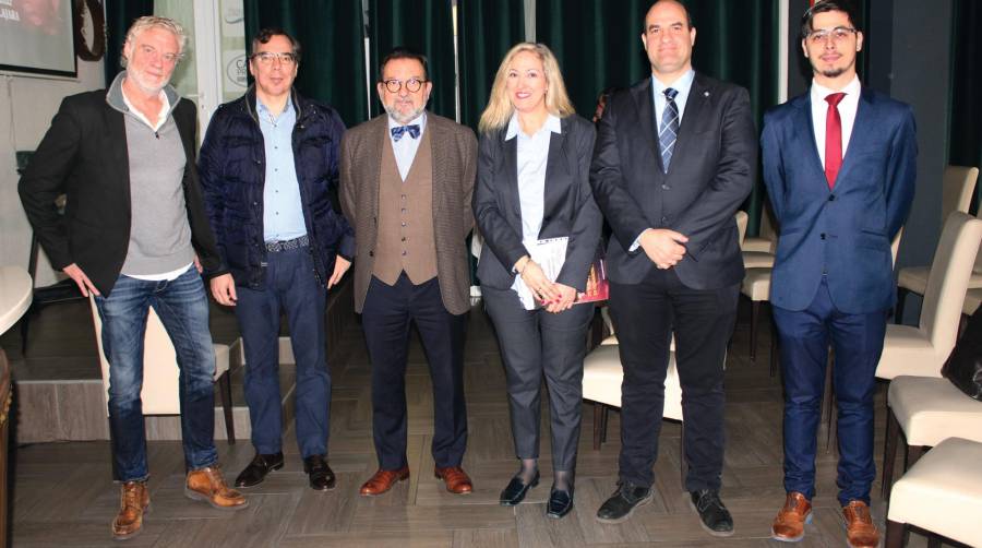 Desde la izquierda, Javier Olivares, Interim manager de TuComex; Mariano Bazterrica, consultor técnico de TuComex; Ricardo Hernández, director de Cuadernos de Logística; Cristina Peña, directora general de TuComex; Miguel Jiménez, director de Diario del Puerto; y Carlos Moreno, vicepresidente de Infebex, el viernes al inicio del II Congreso TuComex. Foto B.C.