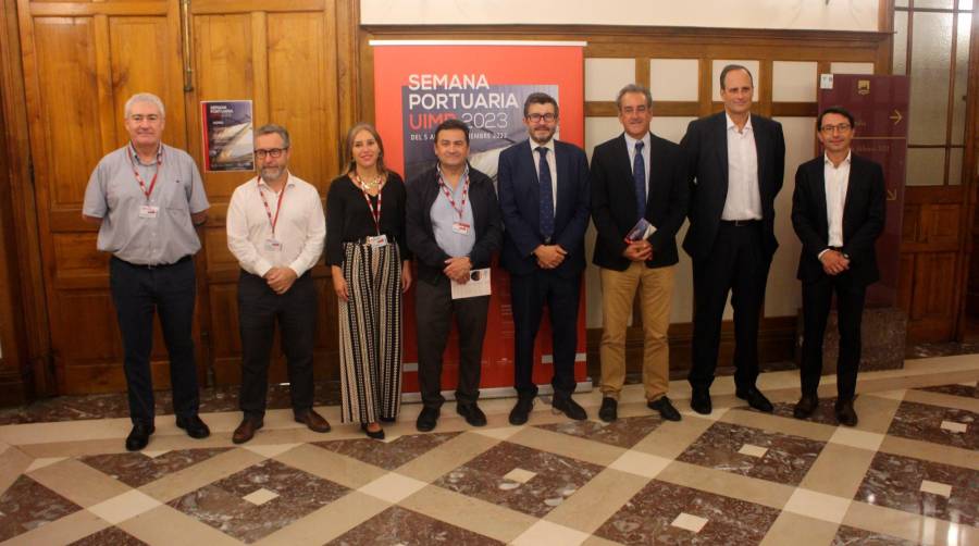 El presidente de Puertos del Estado, Álvaro Rodríguez Dapena (cuarto por la derecha) junto a presidentes y directores de varias autoridades portuarias durante uno de los cursos de la Semana Portuaria de la UIMP en 2023. Foto J.P.