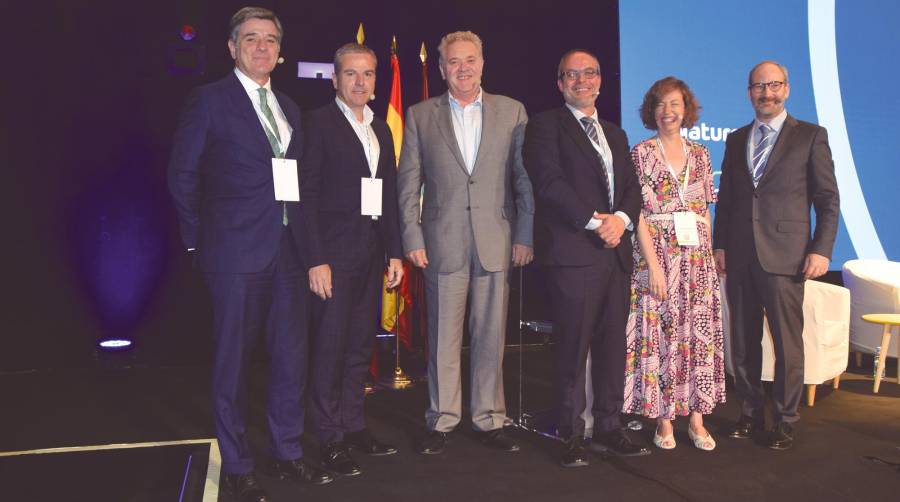 Los participantes en la primera mesa redonda, junto a la presidenta de Gasnam , Silvia Sanjoaquín. Foto M.C.