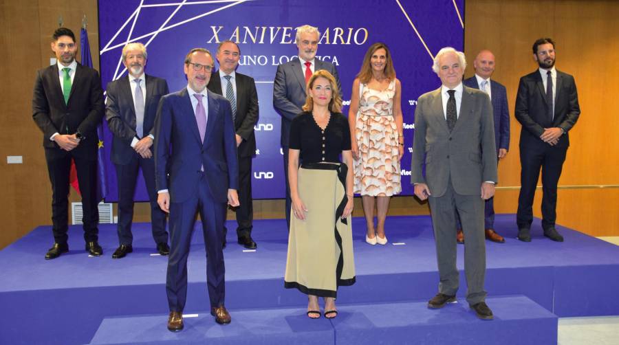 En primera fila, Francisco Aranda, presidente de UNO; Raquel Sánchez, ministra de Transportes, Movilidad y Agenda Urbana; y Miguel Garrido, presidente de CEIM, junto a los integrantes de la Junta Directiva de UNO. Foto M.J.