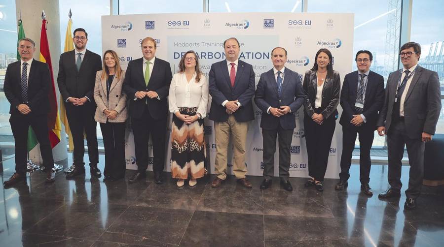 José María Reyes Sarmiento, de ENDESA; Álvaro Márquez, concejal delegado de Industria del Ayuntamiento de Algeciras; Maria del Mar Cerbán, la profesora titular de la UCA; Javier Vázquez, concejal delegado de Educación, Universidad y Medio Ambiente; Mª Luz Martín, vicerrectora del Campus Bahía de Algeciras de la UCA; Casimiro Mantell, Rector de la UCA; Gerardo Landaluce, presidente de la APBA y vicepresidente MedPorts; Marcela Iglesias, vicerrectora de Internacionalización de la UCA; Pablo Mendoza, de la dirección general de Acuerdos Internacionales de la Comisión Europea; y Luis Núñez, jefe del departamento de Estrategia y Asuntos Europeos de la APBA