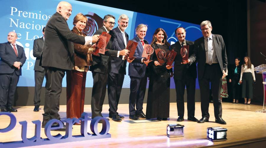 De izquierda a derecha: Francisco Lorente, director general de MSC España; Maria Luisa Guibert, presidente del Grupo Algeposa; Guillermo Belcastro, CEO de Hutchison Ports BEST; Paco Prado, director general de Grupo Diario; Jesús Cuéllar, presidente de Foro MADCargo; Blanca Sorigué, directora general del CZFB; Gerardo Landaluce, presidente de la APBA; y Aurelio Martínez, expresidente de la Autoridad Portuaria de Valencia, tras recibir los galardones como Premios Nacionales de Logística Diario del Puerto 2023. Foto Juan José Martínez.