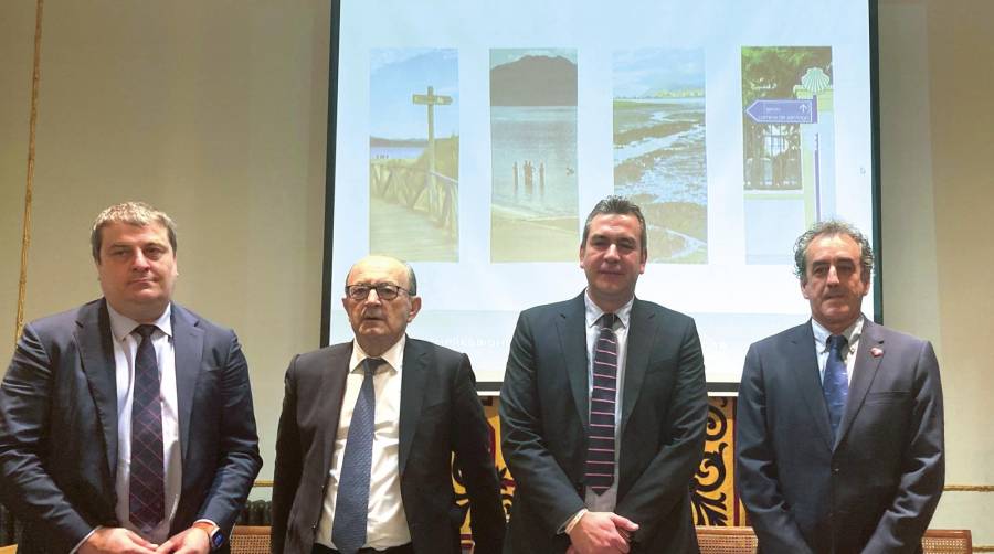 Desde la izquierda: Roberto Castilla, director de Brittany Ferries en España; Javier López Marcano, consejero de Industria, Turismo, Innovación, Transporte y Comercio de Cantabria; Sergio Abascal, alcalde de Santoña; y Francisco Martín, presidente de la AP de Santander, en la presentación del “Santoña” en dicha localidad.cántabra.