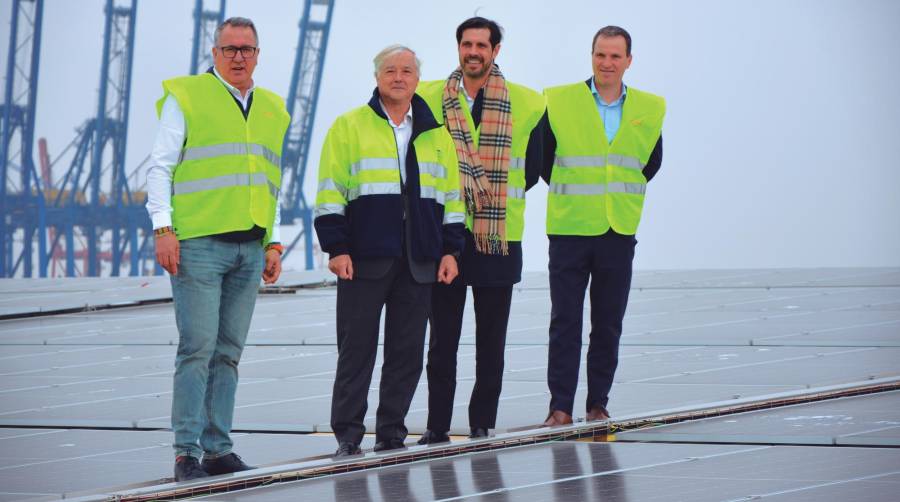 Antonio Serna, jefe de Obra de la UTE Lantania Tecmo; Federico Torres, jefe de Transición Energética de la Autoridad Portuaria de Valencia; José Manuel Jaraiz, gerente de la UTE y CEO de Tecmo y Rafael Alcón, director de Energía de Lantania, en la planta fotovoltaica del silo de Valencia Terminal Europa. Foto J.C.P.