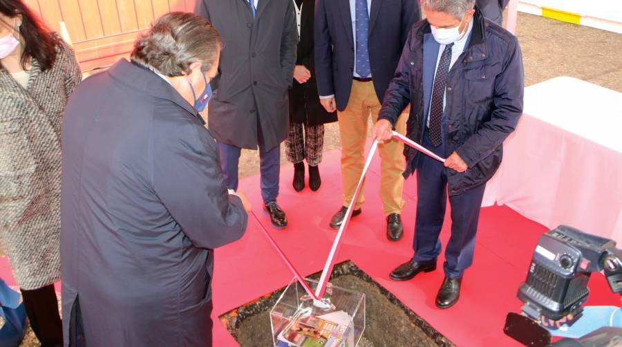 El presidente de Boluda Corporación Marítima, Vicente Boluda (izq.), y el presidente de Cantabria, Miguel Ángel Revilla, en el acto de colocación de la primera piedra de Boluda Maritime Terminals Santander. Foto J.P.