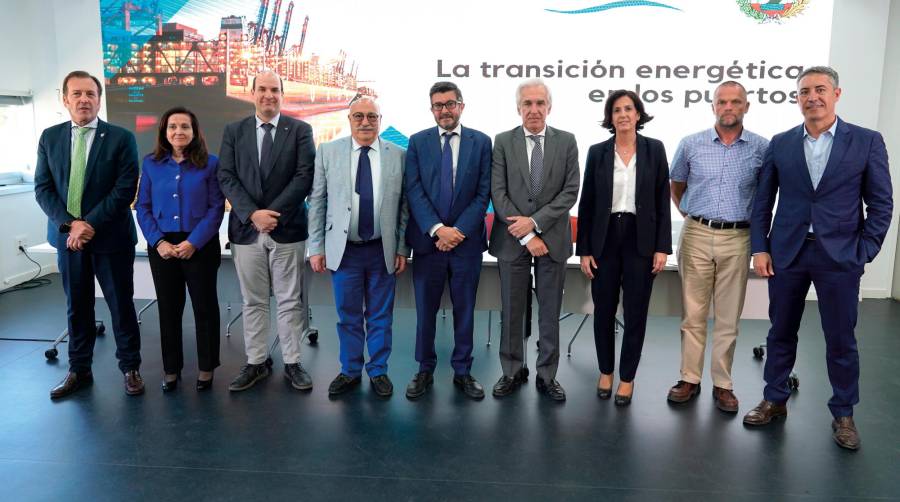 Alberto Camarero, profesor titular de la Escuela de Ingenieros de Caminos; Ana Arévalo, directora de Transición Energética de la AP de Barcelona; Miguel Jiménez, director de Diario del Puerto; Samuel Furfari, presidente de la Sociedad Europea de Ingenieros; Álvaro Rodríguez Dapena, presidente de Puertos del Estado; José Luis Romero, secretario general de ANESCO; Elena Seco, directora general de ANAVE; Sven Valentin, director de MSC Terminal Valencia; y José María Reyes, responsable de Desarrollo de OPS de Endesa.