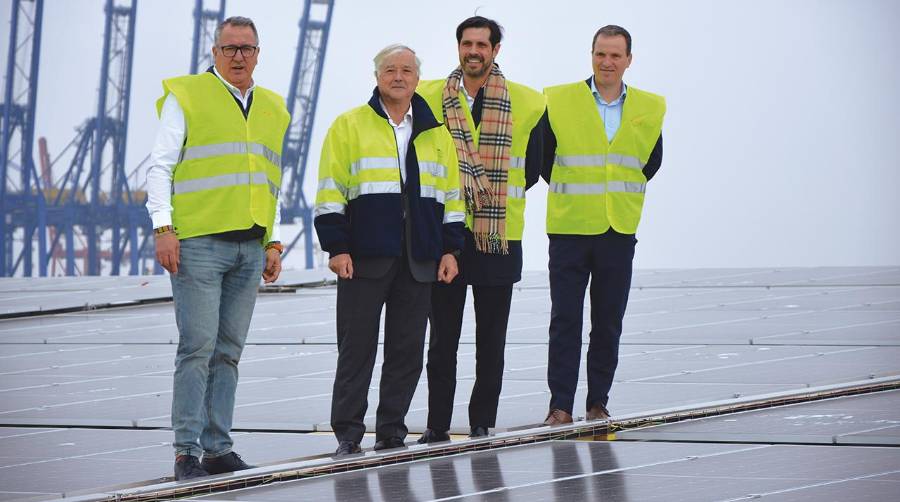 Antonio Serna, jefe de Obra de la UTE Lantania Tecmo; Federico Torres, jefe de Transición Energética de la Autoridad Portuaria de Valencia; José Manuel Jaraiz, gerente de la UTE y CEO de Tecmo y Rafael Alcón, director de Energía de Lantania, en la planta fotovoltaica del silo de Valencia Terminal Europa. Foto J.C.P.