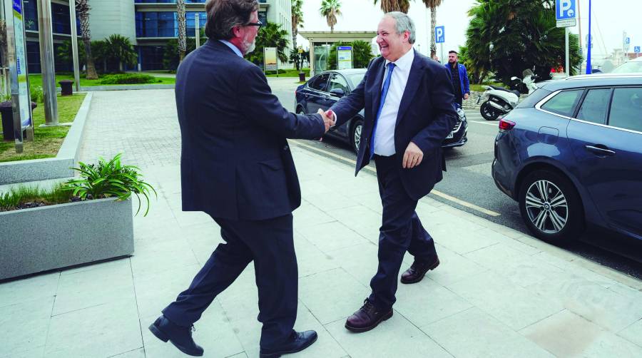 Santiago Castellà, presidente de Port Tarragona, recibe a Jordi Hereu, ministro de industria y Turismo, en las inmediaciones de la sede de la autoridad portuaria tarraconense.