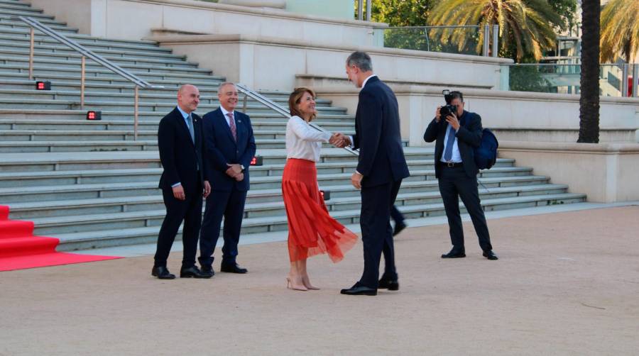 Su Majestad el Rey Felipe VI a su llegada a La Nit de la Logística, recibido por la ministra de Transportes, Raquel Sánchez; el delegado del Gobierno en Cataluña, Carlos Prieto; y el presidente del SIL, Pere Navarro. Foto J.P.