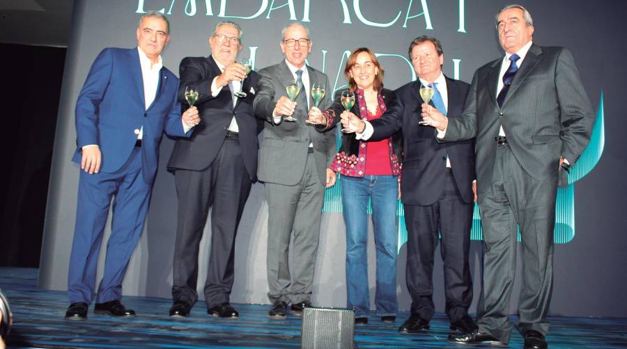 Salvador Richart, presidente de la Asociación de Consignatarios; Javier Vidal, presidente de la Asociación de Empresas Estibadoras; José Alberto Carbonell, presidente de Port de Barcelona; Sílvia Paneque, consellera de Territori; Antonio Llobet, presidente del COACAB; y Emili Sanz, presidente de ATEIA-OLTRA. Foto M.V.