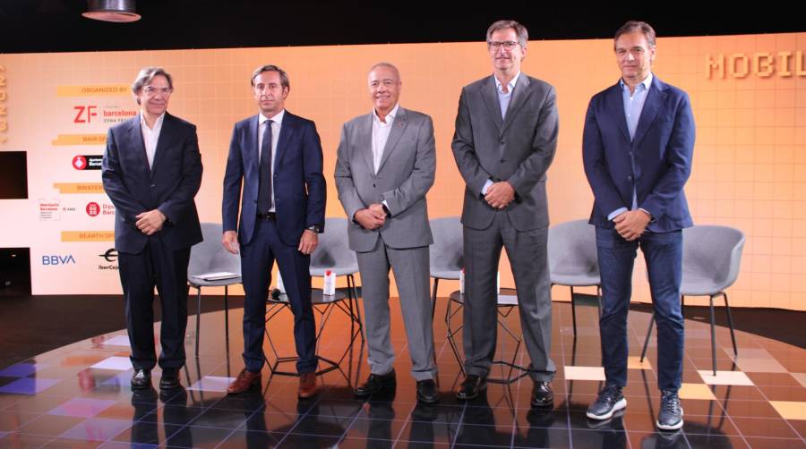 Carles Soler, CFO de Hub Tech Factory; Ignacio García-Cuenca, country manager de Goodman Spain; Pere Navarro, delegado especial del Estado en el CZFB; Joan Roca, presidente ejecutivo de Rocajunyent y Carlos Sotelo, CEO y fundador de Silence y Acciona Mobility. Foto J.P.M.