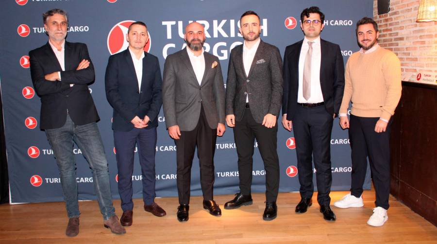 Daniel Pasaro, Cargo manager en Barcelona; Serkan Koç, Cargo Operation manager en Madrid; Numan Çizmecioğlu, director general de Turkish en Madrid; Ensar Akçay, Cargo director para el Sur de Europa; ; Ali Ramazan Tezcan, Madrid Cargo Sales manager; y Cihan Kara, Sales manager Madrid, anoche en la cena de Navidad de Turkish Cargo. Foto B.C.