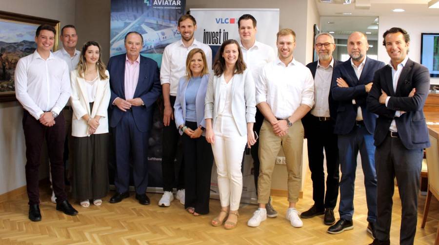 Un momento del encuentro entre miembros de la aerolínea, el Ayuntamiento de Valencia y la Cámara de Comercio.