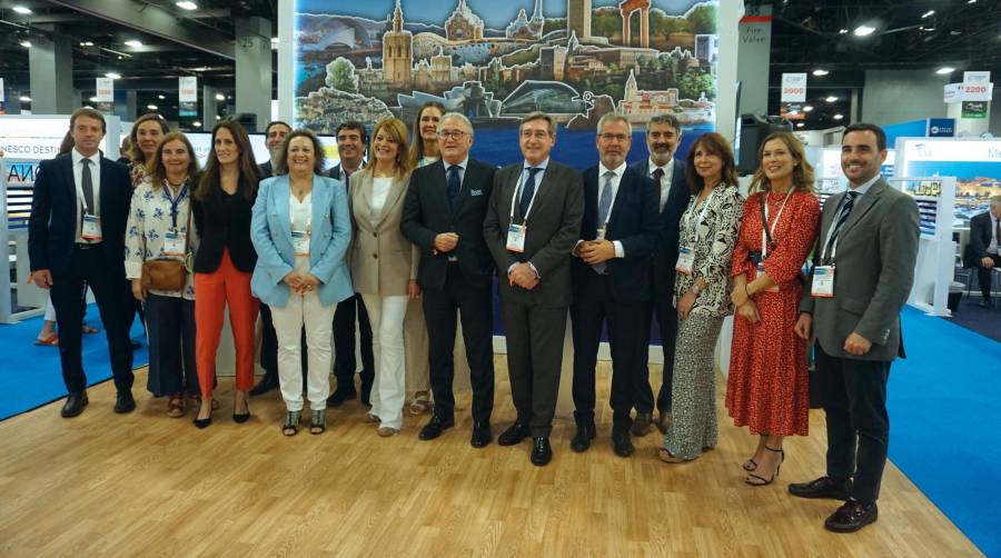 Representantes de los puertos españoles, agrupados bajo la marca Suncruise en el stand de Puertos del Estado en la jornada del martes. Foto FV.