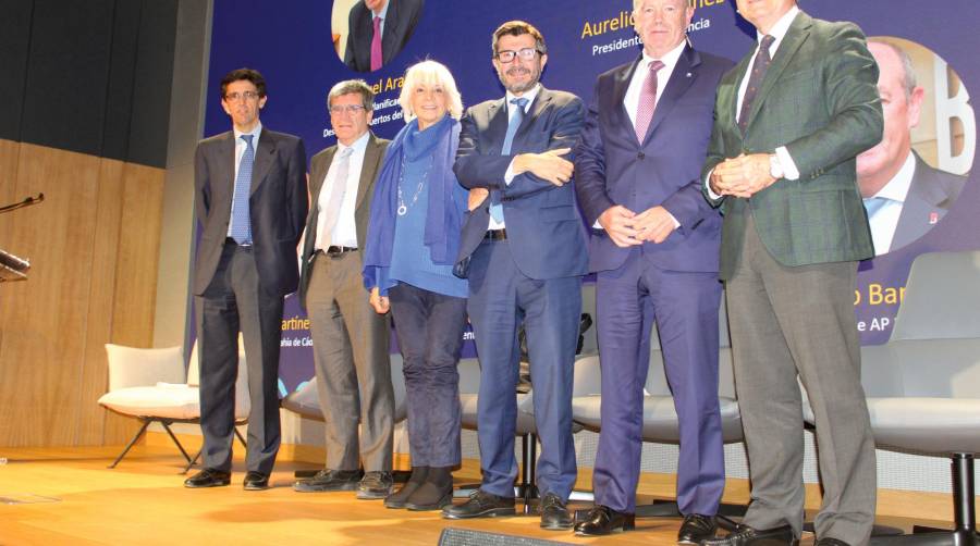 Desde la izquierda, Manuel Arana, director de Planificación y Desarrollo de Puertos del Estado; Aurelio Martínez, presidente de la AP de Valencia; Teófila Martínez, presidenta de la AP de la Bahía de Cádiz; Álvaro Rodríguez Dapena, presidente de Puertos del Estado; Ricardo Barkala, presidente de la AP de Bilbao; y Gerardo Landaluce, presidente de la AP de la Bahía de Algeciras, ayer al término de la mesa redonda. Foto B.C.