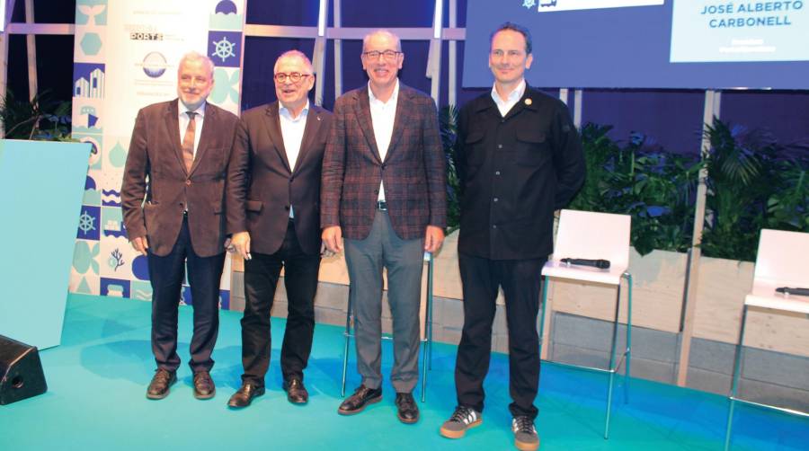 De izquierda a derecha: Constantí Serrallonga, managing director de Fira de Barcelona; Jordi Valls, cuarto teniente de alcaldía del Ayuntamiento de Barcelona; José Alberto Carbonell, presidente de Port de Barcelona y Stewart Sarkozy-Banoczy, managing director de World Ocean Council. Foto C.C.