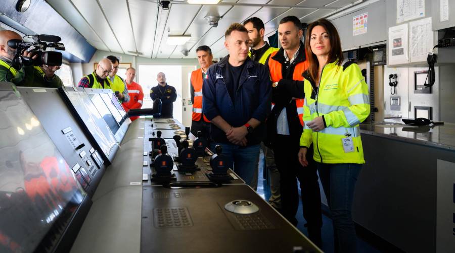 La presidenta de la Autoridad Portuaria de Almería, Rosario Soto, ha visitado el buque.