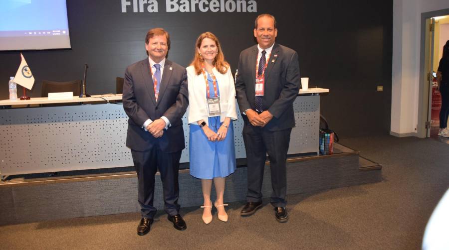 Antonio Llobet, presidente del Consejo General de Agentes de Aduanas y Representantes Aduaneros de España y de la Asociación Internacional de Aduaneros y Logísticos; Pilar Jurado, directora del departamento de Aduanas e Impuestos Especiales; y Nelson Brens, presidente de Asapra (Asociación internacional de agentes de aduanas de países de Latinoamérica, España y Portugal). Foto: Loli Dolz.