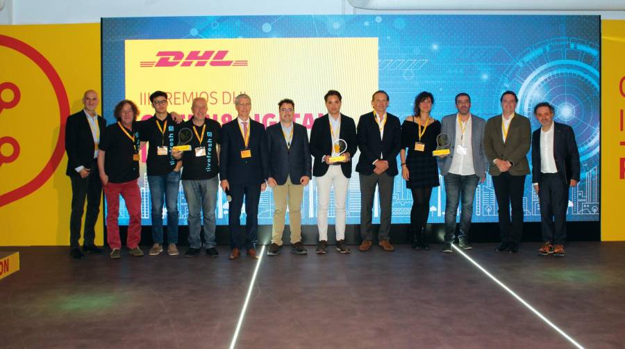 Foto de familia de los premiados junto a responsables de DHL Supply Chain, ayer durante la ceremonia de entrega. Foto B.C.