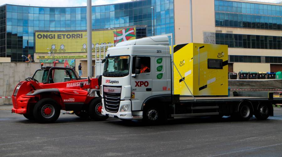 La explanada del estadio San Mamés en Bilbao ha sido escenario este viernes de los trabajos de montaje de la “Village” de salida de la primera etapa del Tour de France, mañana sábado. Foto J.P.