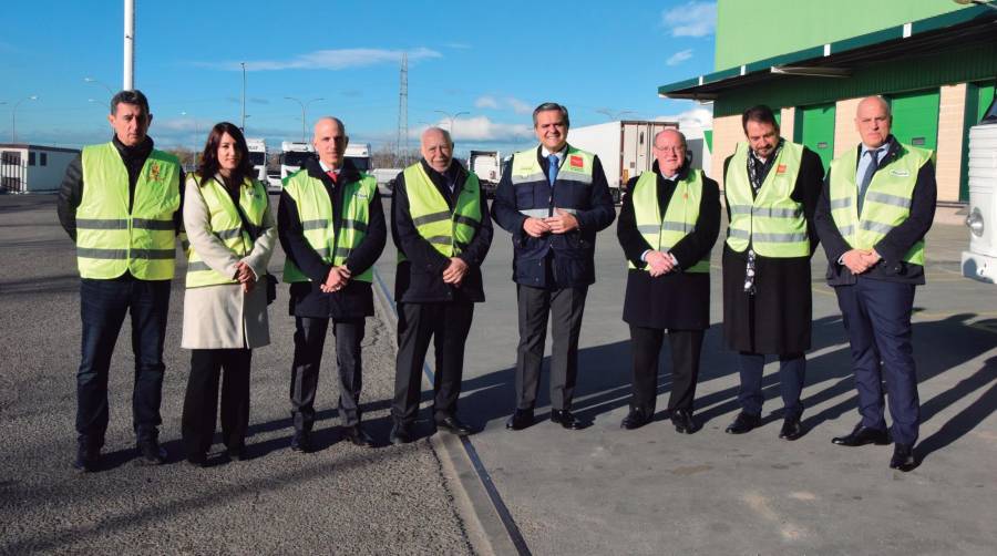 De izquierda a derecha: Bruno Hebreo, concejal de Seguridad de Algete; Elena Cayuela, segunda teniente de alcalde y concejala de Industria y Comercio de Algete; Alberto Lozano, CEO de Redur; Ángel Lozano, fundador y presidente honorífico de Redur; Jorge Rodrigo, consejero de Transportes; Fernando Romo, alcalde de Algete; Eduardo Román, director general CTC; y Raúl Lozano, CEO de Redur. Foto M.C.