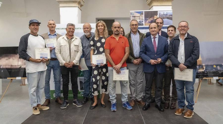 Los premiados junto al presidente de la Autoridad Portuaria de la Bahía de Algeciras y el alcalde de Tarifa.