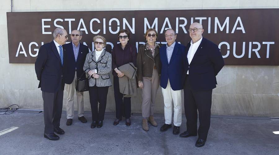 El presidente del Puerto de Tenerife, Pedro Suárez (derecha) junto a familiares de Agustín de Betancourt.