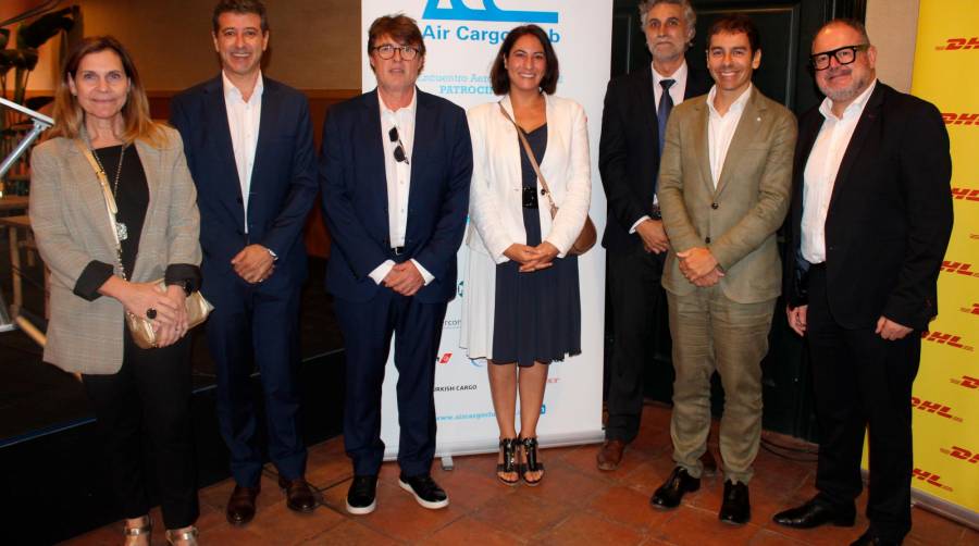 La Junta Directiva del Air Cargo Club, formada por Lidia Soriano, Alfred Lorman, Luís Alberto Martínez, Mónica Vicente, Daniel Pasaro, Ricardo Bagen (presidente del Air Cargo Club) y Francisco García. Foto J.C.S.