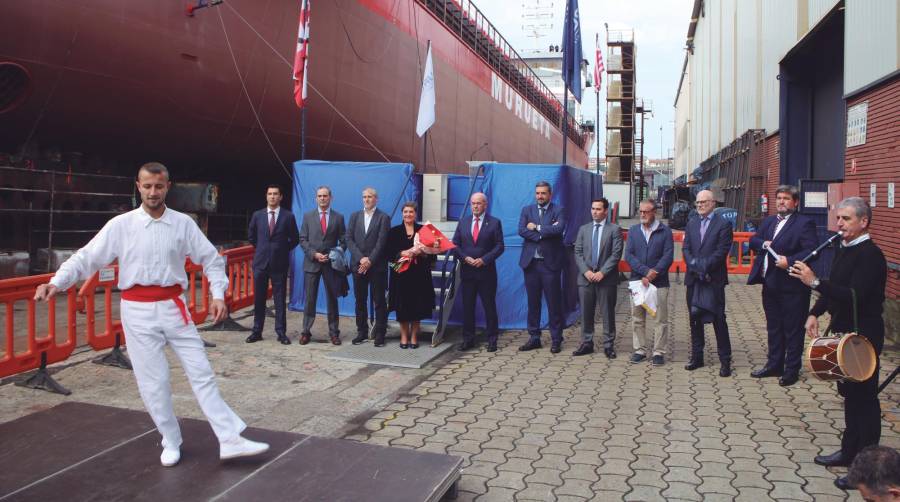 La botadura del “Bermeo NM” se celebró tras el aurresku de honor, la bendición del Padre Jon Etxebarria y el corte de cinta de la madrina, Begoña Ocerin. Entre los anfitriones e invitados: Juan Arana, presidente de Astilleros de Murueta (1º izq.); Andoitz Korta, viceconsejero de Industria (3º izq.); Ricardo Barkala, presidente de la Autoridad Portuaria de Bilbao (5º izq.); y Carlos Alzaga, diputado foral de Infraestructuras y Desarrollo Territorial de la Diputación Foral de Bizkaia (6º izq.) Foto J.P.