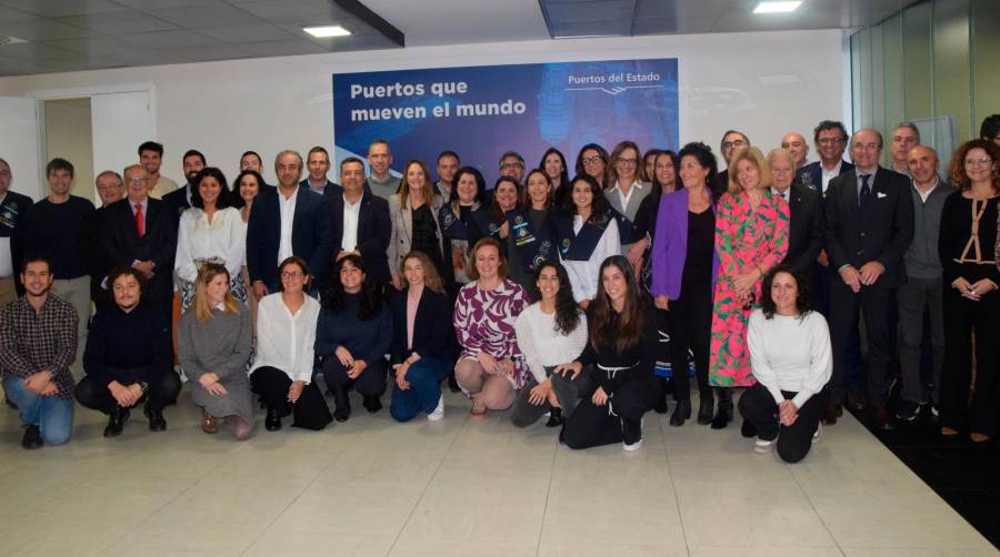 Grupo de estudiantes de la antigua y nueva edición del máster.