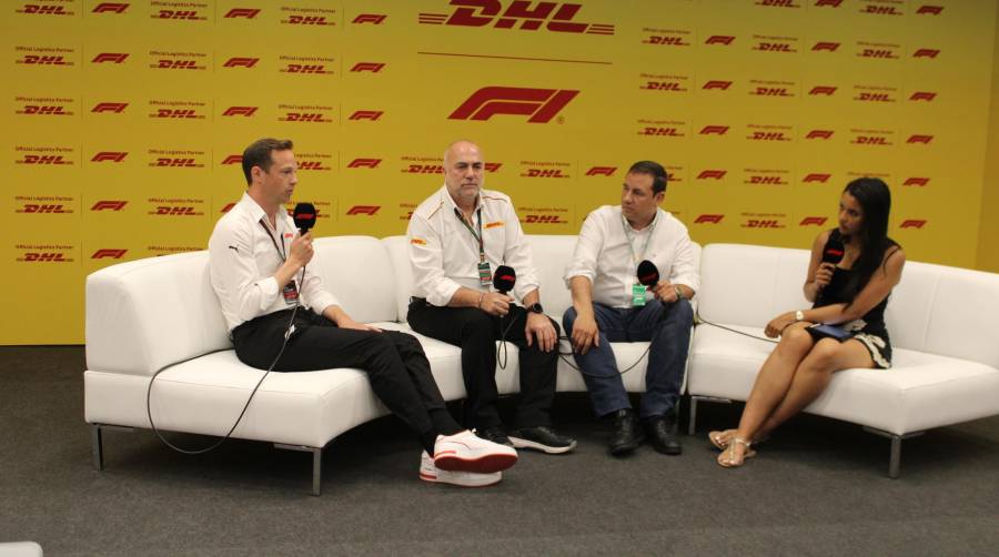 De izquierda a derecha: Johny Haworth, Director of Commercial Partnerships F1; Paul Fowler, Head of DHL Motorsports Logistics; Rubén Gavela, Country Manager de DHL Freight Spain y la moderadora de la rueda de prensa. Foto C.C.