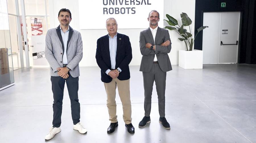 Jordi Pelegrí, Country Manager España y Portugal de Universal Robots; Pere Navarro, delegado especial del Estado en el CZFB; y Jacob Pascual, General Manager for Southern Europe de Universal Robots.