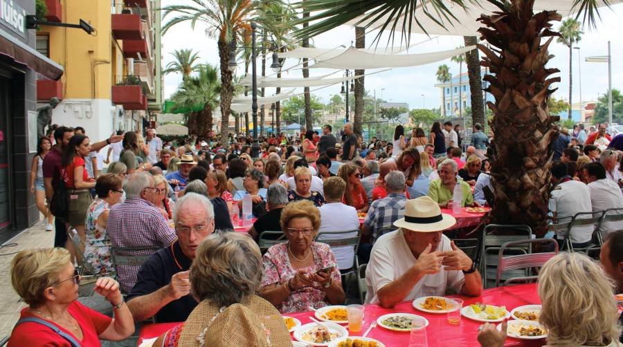 Cientos de personas acudieron a las Paellas de El Grao.