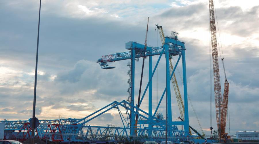 Los trabajos de montaje se están llevando a cabo en una explanada contigua a las instalaciones de APM Terminals Valencia. Foto J.C.P.