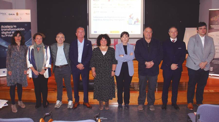 Desde la izquierda: Ohiana Arrieta, Gaia; Ana Sonia Elorriaga, Egaz Txorierri; Ángel Medina, Meatzaldeko Behargintza; Fran Manzano, Igarle; Arrate Robertson, Meatzaldeko Behargintza; Inmaculada Ugarteche, UniportBilbao; Jaime Luezas, Puertos del Estado; Aurelio Legasa, Igarle; Eduardo Ruiz, Abian Service. Foto J.P.