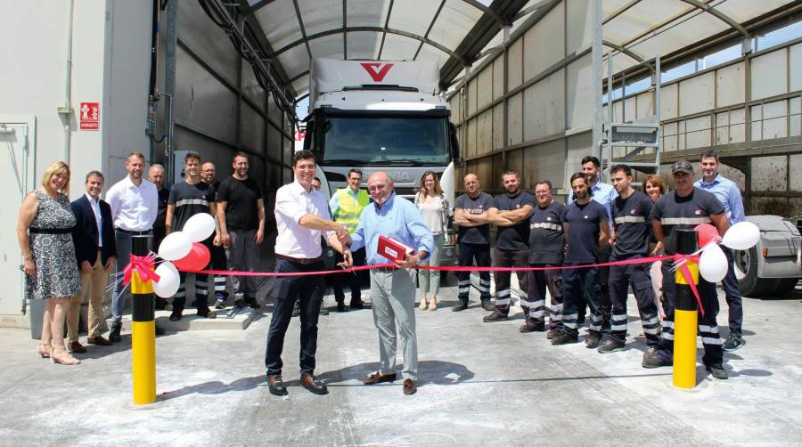 Joaquín Tomás, cluster manager Levante de TIP Group, corta la cinta inaugural del nuevo sistema de limpieza de vehículos que la compañía activa en su sede de Riba-roja, junto a Carlos Virosque, CEO de Virosque Group, uno de los clientes. Le acompañan, el equipo de técnicos de Riba-roja y el equipo comercial de Levante de TIP Group. Foto Eva Monrós/Andrea Carbonell.