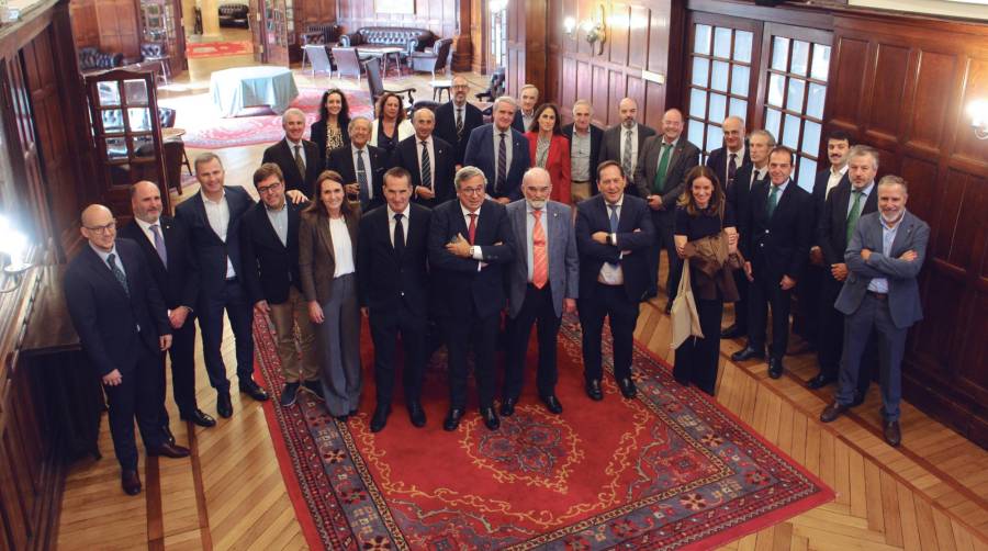 Idoia Galindo (quinta por la izquierda), junto a parte de los socios del Propeller Club del País Vasco asistentes al amuerzo-coloquio en la Sociedad Bilbaína. Foto J.P.