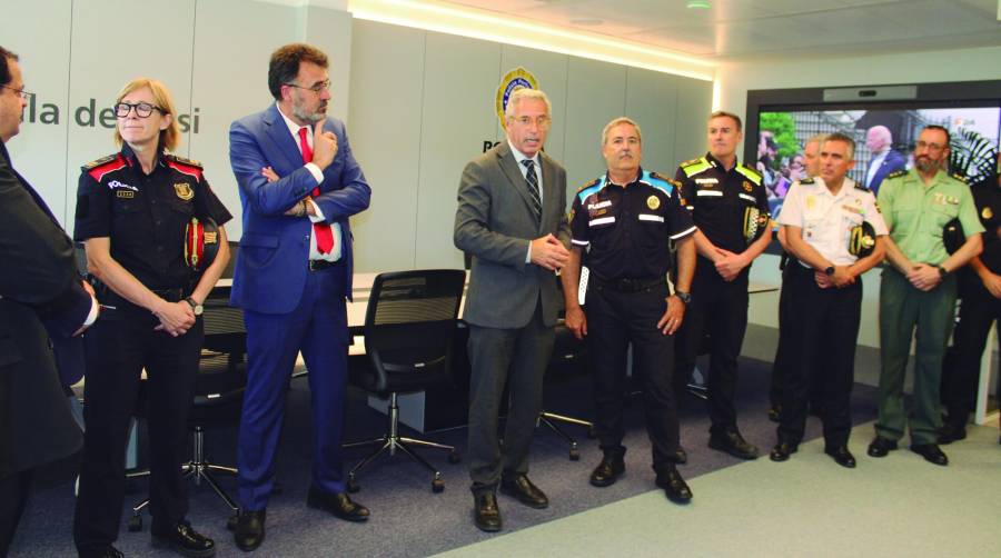 Lluís Salvadó, presidente de la AP de Barcelona, junto con el conjunto de autoridades políticas y policiales en la sala de crisis de la nueva sede de la Policía Portuaria del Puerto de Barcelona. Foto C.C.