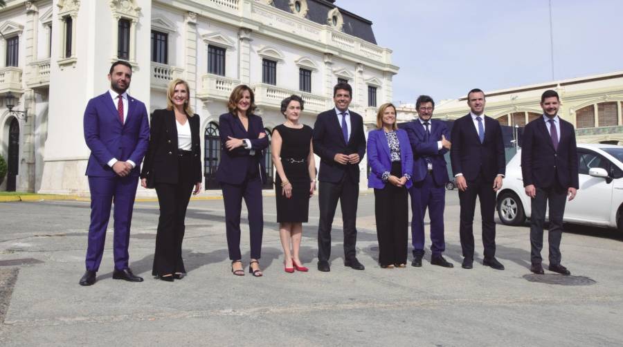 De izquierda a derecha, Darío Moreno, alcalde de Sagunto; Salomé Pradas, consellera de Medio Ambiente, Agua, Infraestructuras y Territorio de la Generalitat Valenciana; María José Catalá, alcaldesa de Valencia; Mar Chao, presidenta de la Autoridad Portuaria de Valencia; Carlos Mazón, presidente de la Generalitat Valenciana; Pilar Bernabé, delegada del Gobierno en la Comunitat Valenciana; Álvaro Rodríguez Dapena, presidente de Puertos del Estado; Vicente José Mompó, presidente de la Diputación de Valencia; y José Manuel Prieto, alcalde de Gandia. Foto R. T.