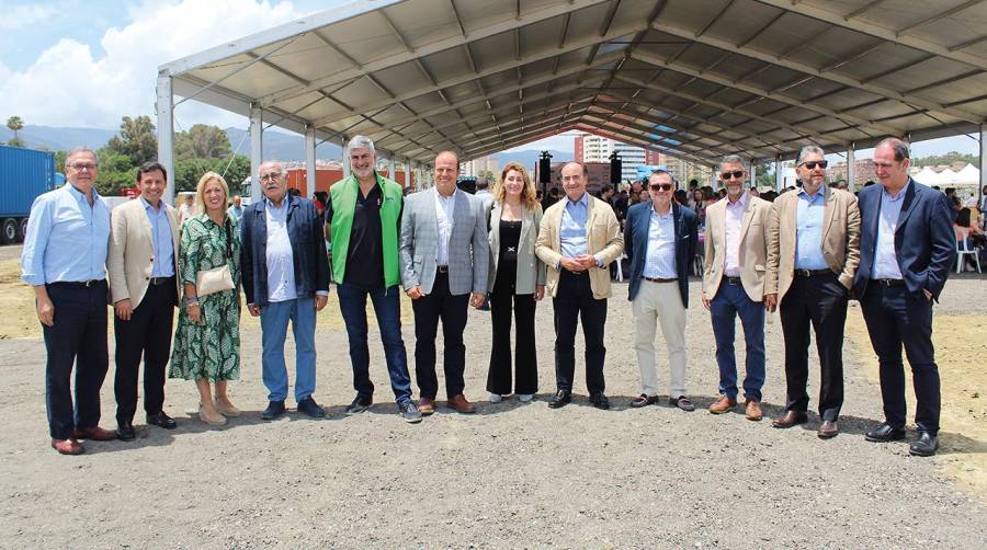 Carlos Fenoy, presidente de la Cámara de Comercio de Campo de Gibraltar; Francisco Javier Rodríguez, subdelegado de la Junta de Andalucía en el Campo de Gibraltar; Eva Pajares, delegada territorial de Salud y Consumo; Juan Ureta, presidente de Propeller Algeciras; Francisco Prado, director general de Grupo Diario; Óscar Curtido, delegado territorial de Sostenibilidad, Medio Ambiente y Economía Azul de Cádiz; Pilar Cañete, gerente de AGI de Campo de Gibraltar; Gerardo Landaluce, presidente de la APBA; Juan José Sanz, delegado especial en el Campo de Gibraltar; Fernando García, comandante naval de Algeciras; José Luis Hormaechea, director de la APBA; y Juan Antonio Patrón, jefe del Área de Desarrollo Sostenible y Coordinador del Puerto de Tarifa de la APBA.