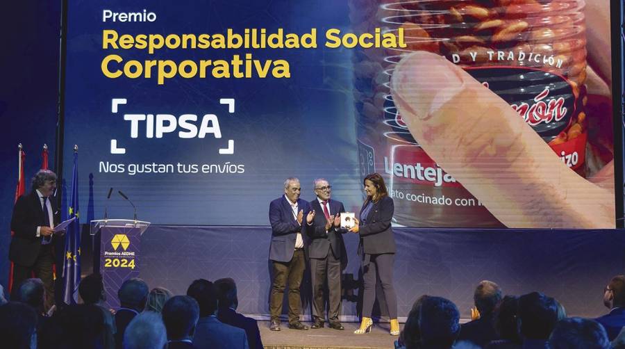 Noelia Real, Directora de Recursos Humanos y Calidad de TIPSA, recoge el premio a la Responsabilidad Social Corporativa que entregaron el alcalde de San Fernando de Henares, Francisco Javier Corpa Rubio, y Antonio Gómez Bancalero, miembro del Comité Ejecutivo de AEDHE y presidente de la Comisión de Responsabilidad SocialCorporativa de AEDHE.